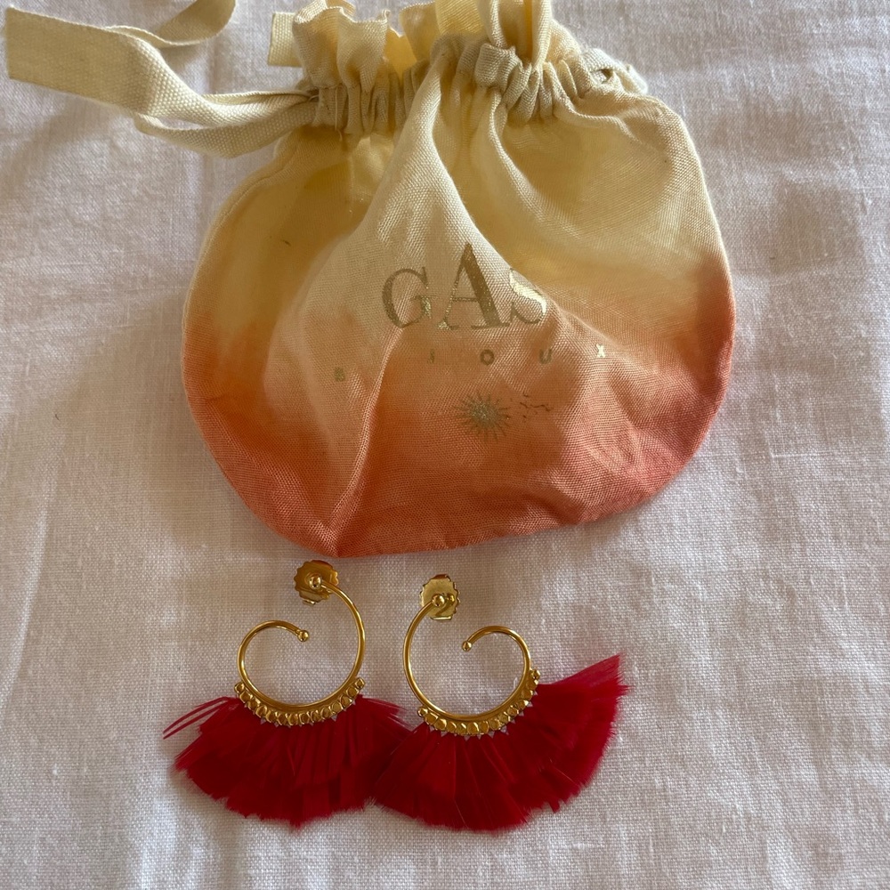 Gas bijoux mini Buzios earrings in red.